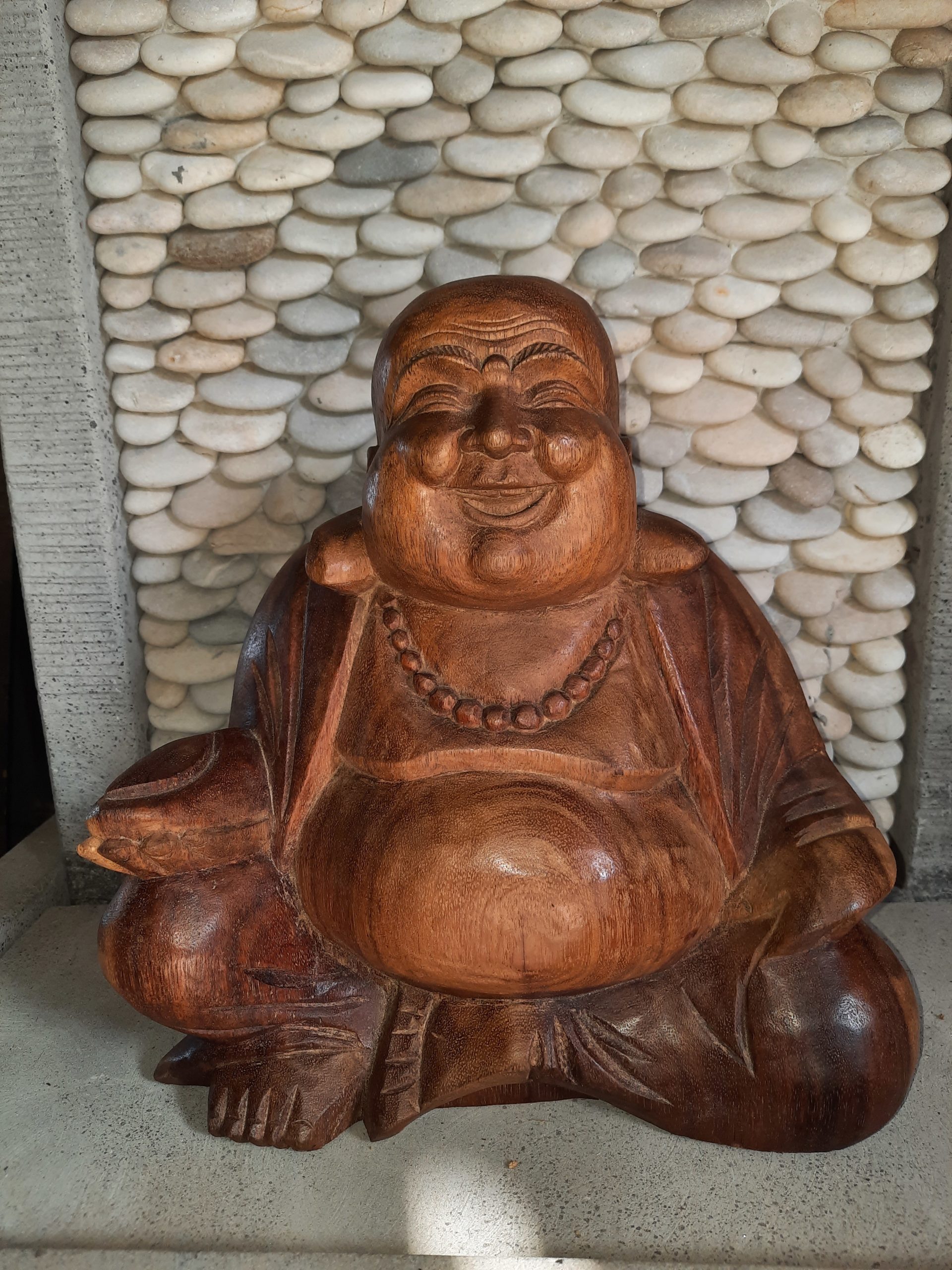 Statue bouddha rieur assis en bois de Suar 30cm - LES TRESORS DE BALI
