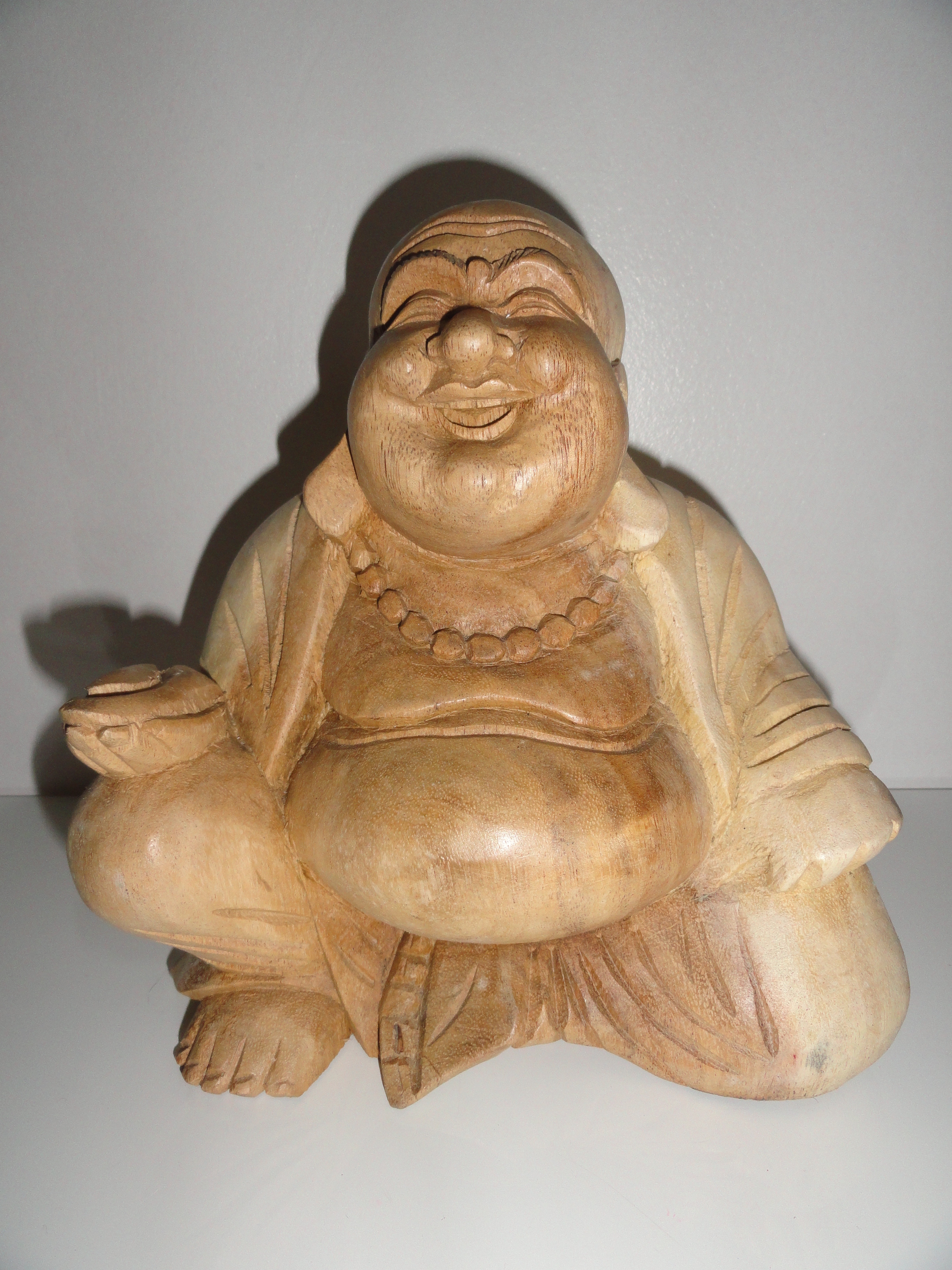 Statue bouddha  rieur  assis en bois de  suar 20cm LES 