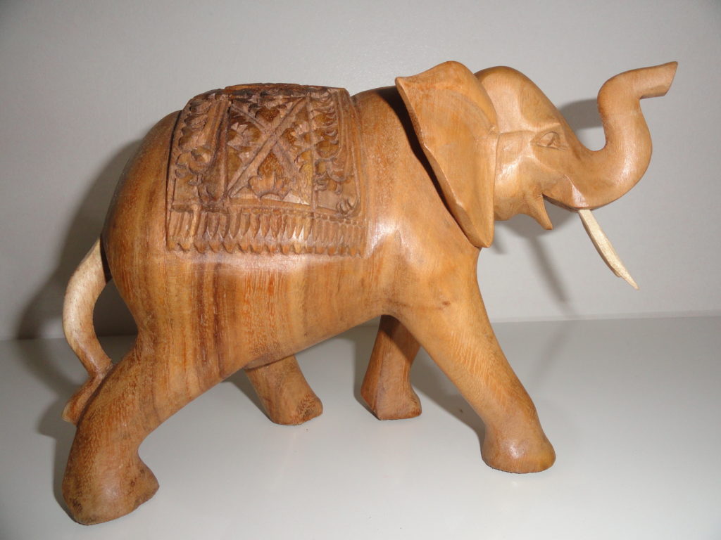Eléphant sculpté en bois de Suar 7x8 